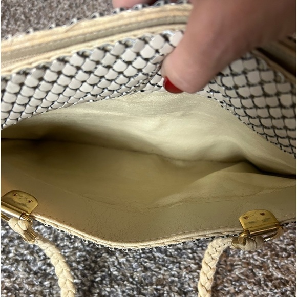 5/$25 Vintage ivory and gold chain mail shoulder purse - Picture 7 of 9
